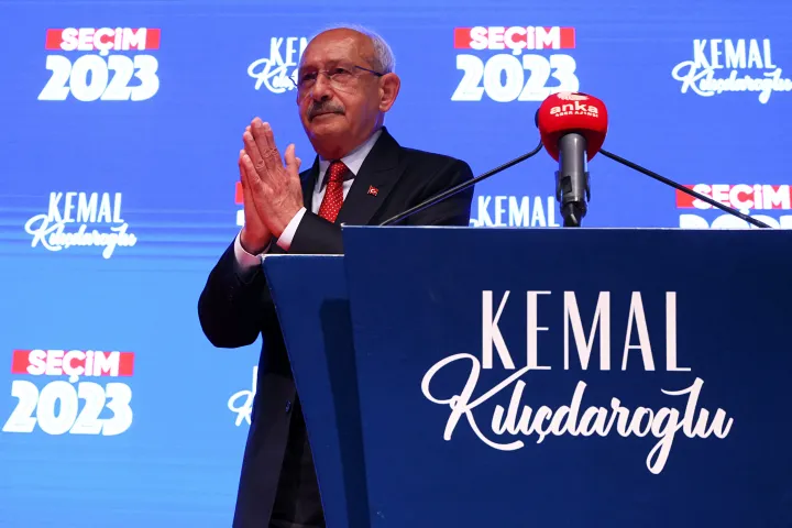 Kemal Kılıçdaroğlu miután beszédet mondott az elnökválasztás második fordulójának korai exit poll eredményei után Ankarában 2023. május 28-án – Fotó: Yves Herman / Reuters