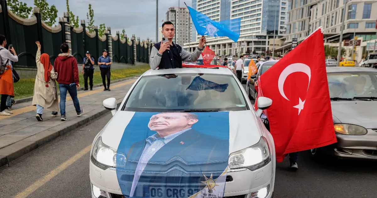 Erdoğant éltető gyerekek, dudáló autók, kesergő ellenzék: két világra szakadt Ankara a török elnök győzelmével