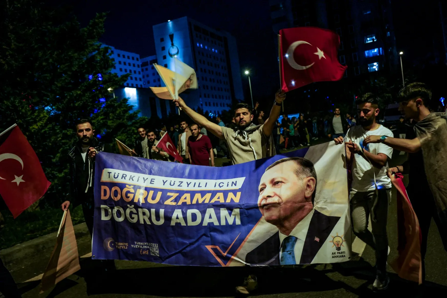 Erdoğant éltető gyerekek, dudáló autók, kesergő ellenzék: két világra szakadt Ankara a török elnök győzelmével