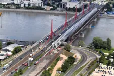 Autós és kerékpáros ütközött a Rákóczi hídnál, a híd felét lezárták
