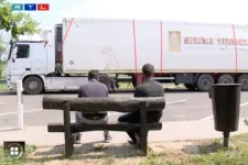Árokba borult a török kamionos az M30-as autópályán, tíz napja a pihenőhelyen vesztegel