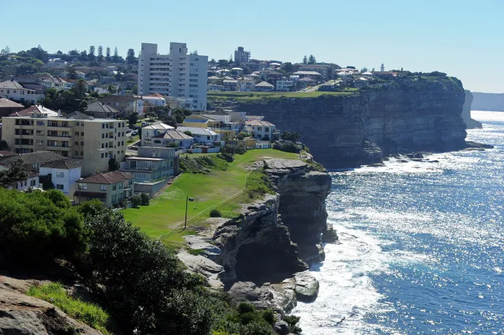 A cliff near Melissa Caddick's property in Sydney - Photo: Torsten Blackwood/AFP