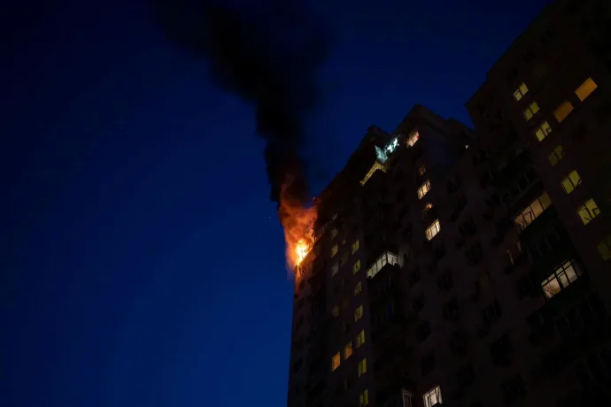 Lángoló épület Kijevben egy orosz dróntámadást követően 2023 május 30-án – Fotó: State Emergency Service Of Ukraine / Reuters