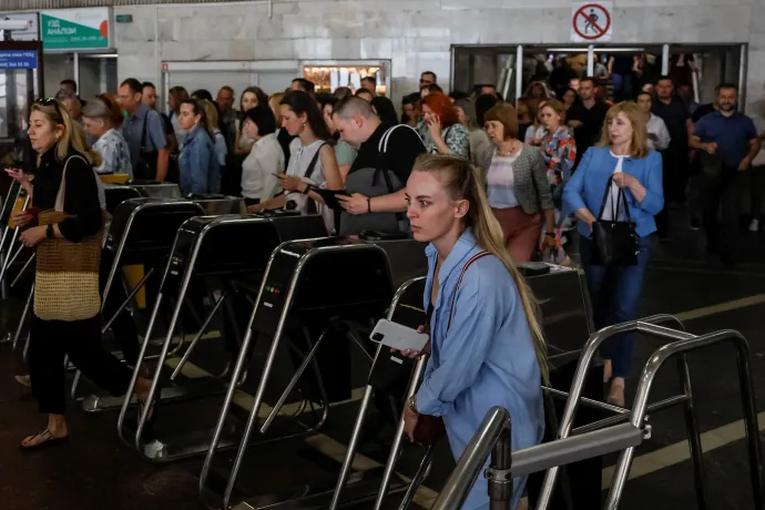 Kijeviek húzódnak a metróállomásokra május 29-én, a légiriadók ideje alatt – Fotó: Alina Smutko / Reuters