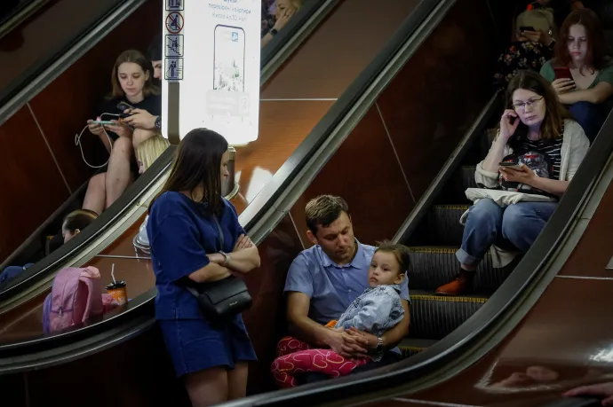 Kijeviek húzódnak a metróállomásokra május 29-én, a légiriadók ideje alatt – Fotó: Alina Smutko / Reuters