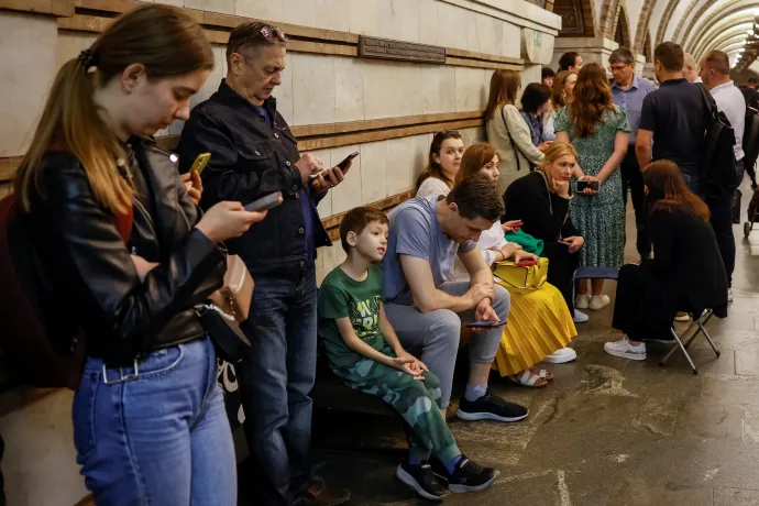 Kijeviek húzódnak a metróállomásokra május 29-én, a légiriadók ideje alatt – Fotó: Alina Smutko / Reuters