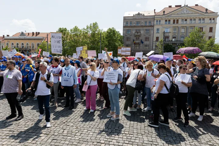 Tüntetnek a pedagógusok Kolozsváron, 2023. máj. 30-án – Fotó: Tóth Helga / Transtelex