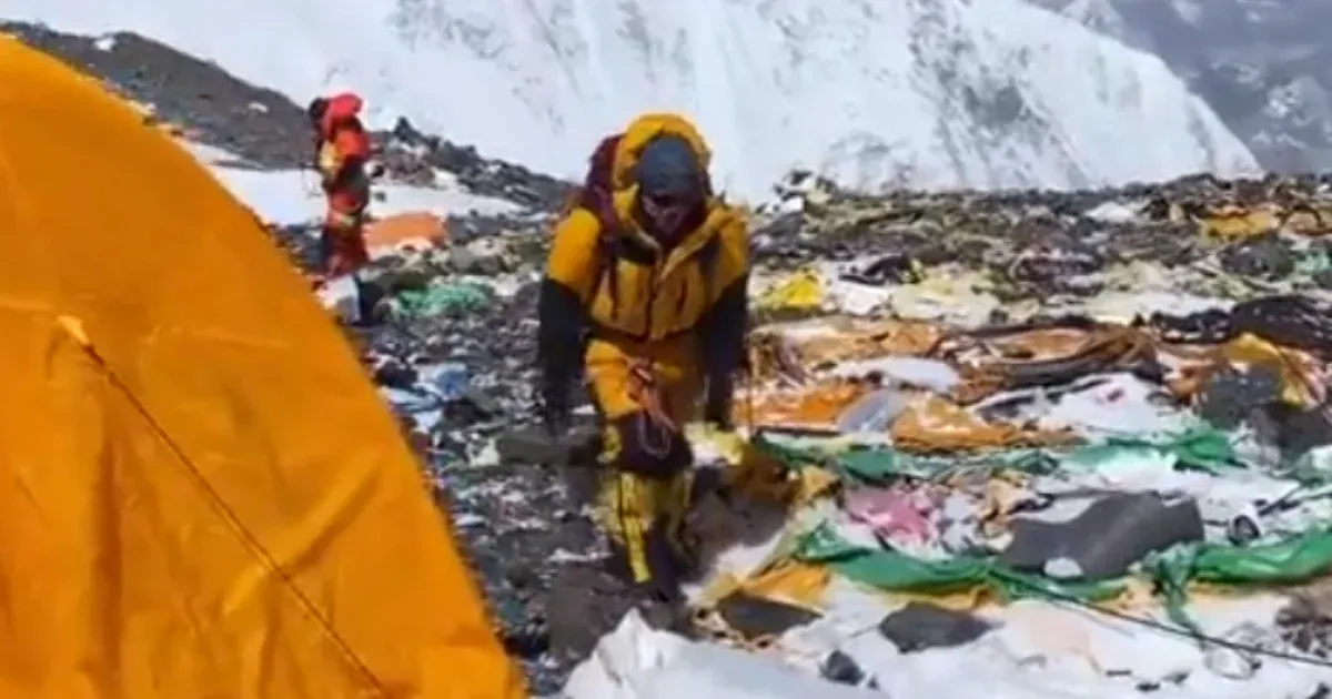 Már a Mount Everest is úgy néz ki, mint egy illegális hulladéklerakó