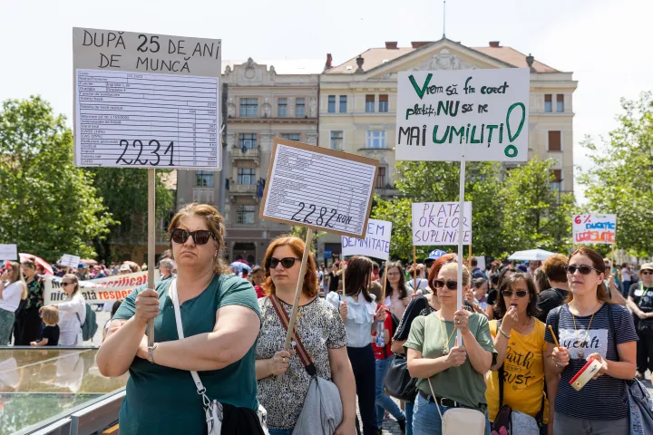 A sztrájkoló tanárok közül sokan nyíltan vállalják, hogy mennyi a keresetük – Fotó: Tóth Helga / Transtelex