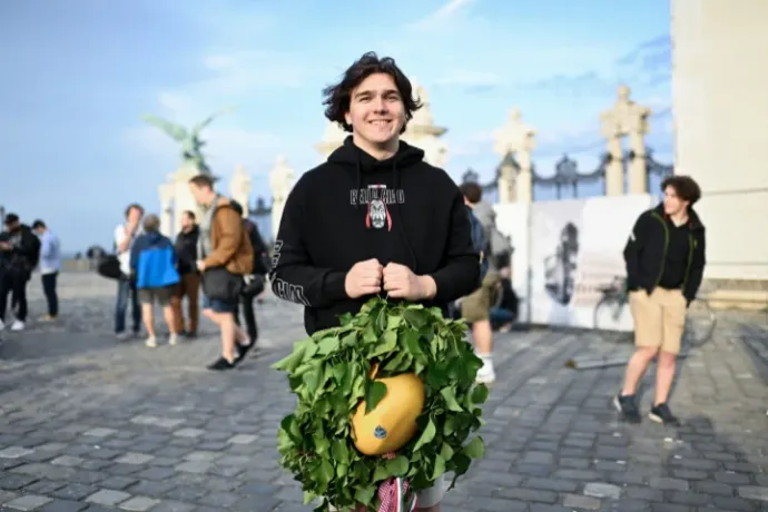 Koszorúval díszített munkavédelmi sisakkal lepték volna meg a diákok a szülinapos Orbánt, nem sikerült átadni