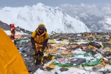 Már a Mount Everest is úgy néz ki, mint egy illegális hulladéklerakó