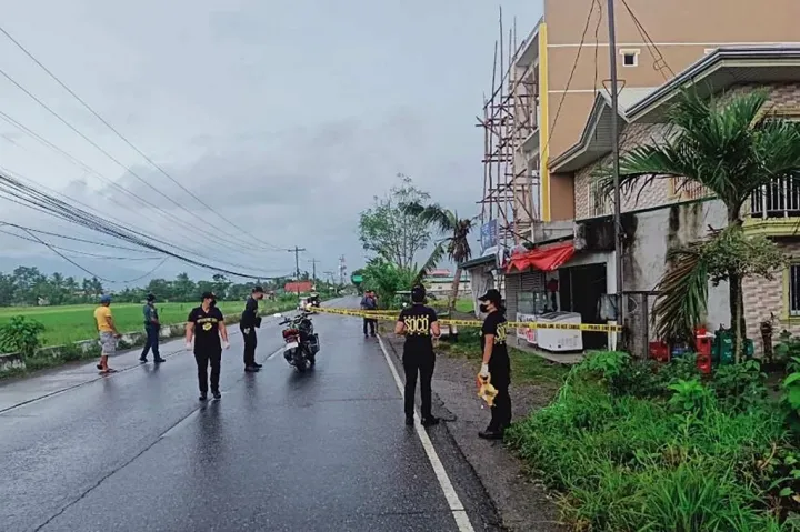 Cresenciano Bunduquin calapani otthona előtt helyszínel a rendőrség 2023. május 31-én. Itt lőtték agyon az újságírót – Fotó: Oriental Mindoro Provincial Police Public Information Office / AFP
