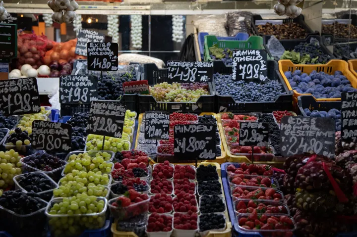 Gyümölcskereskedő a Fővám téri Központi Vásárcsarnokban, 2021 októberében – Fotó: Hevesi-Szabó Lujza / Telex