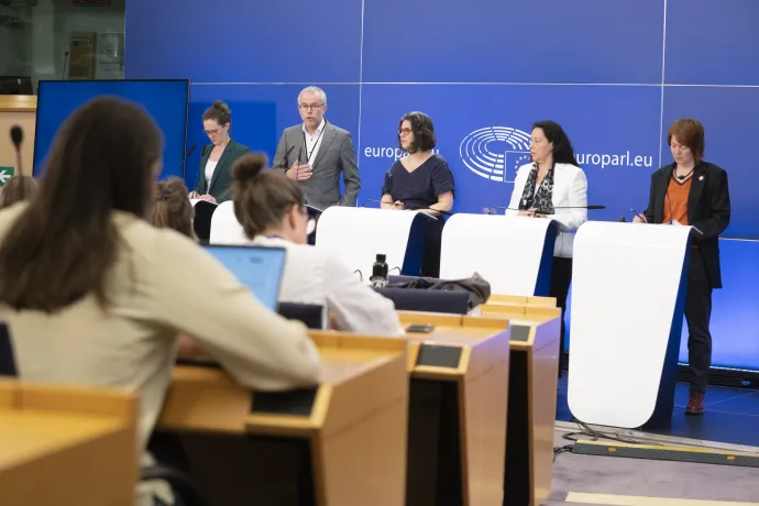 A jelentéstevő EP-képviselők sajtótájékoztatója szerda délelőtt – Fotó: Philippe Buissin / Európai Parlament