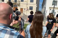 Népszavazási kérdésekkel teleírt focilabdát rúgtak át a kordonon a diákok a Karmelitánál