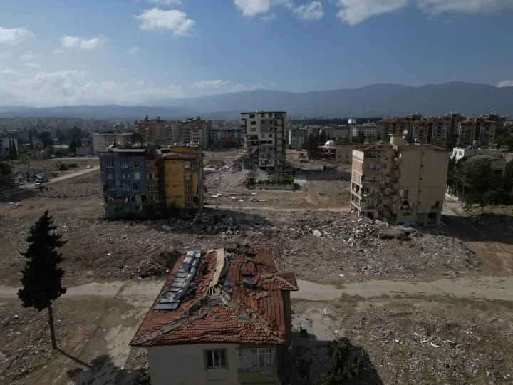 Megrongálódott házak a földrengés után 2023. április 11-én Hatayban, Törökországban – Fotó: Cemal Yurttas / DIA images / Getty Images