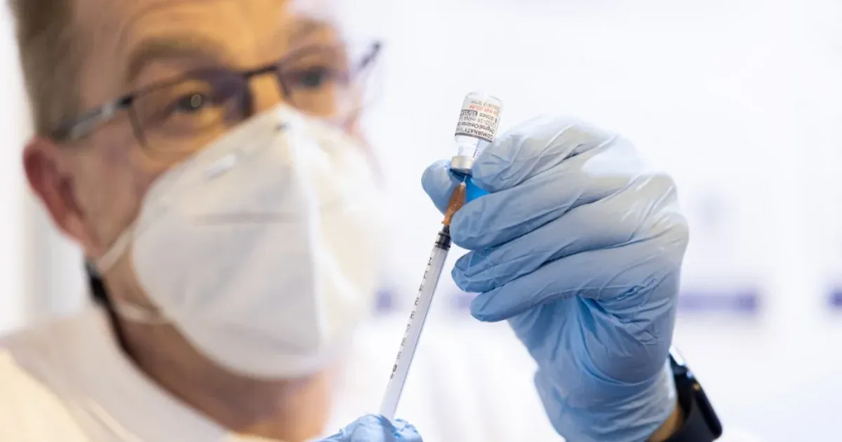 Engedélyezték az USA-ban a Pfizer RSV-vakcináját