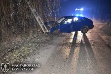 Részegen ellopott egy autót, kidöntött vele egy villanyoszlopot, 2300 háztartás maradt áram nélkül Tiszakécskén