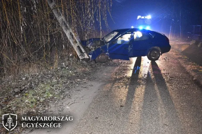 Az elkötött autó és a kidöntött villanyoszlop – Forrás: ugyeszseg.hu