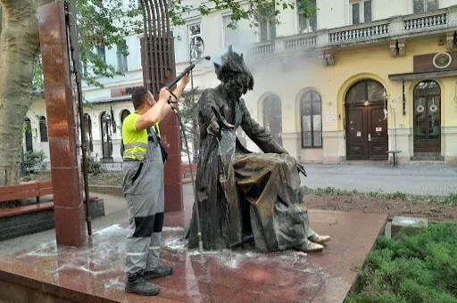 A fociszurkolók is szedték a szemetet, de még mindig takarítják a tegnapi romokat a Liszt Ferenc téren