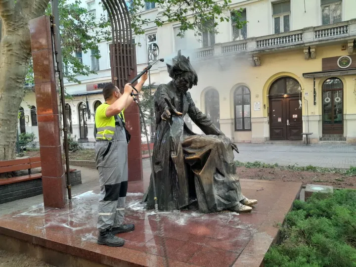 Liszt Ferenc szobrát is le kellett mosni – Fotó: Pándi Balázs / Telex