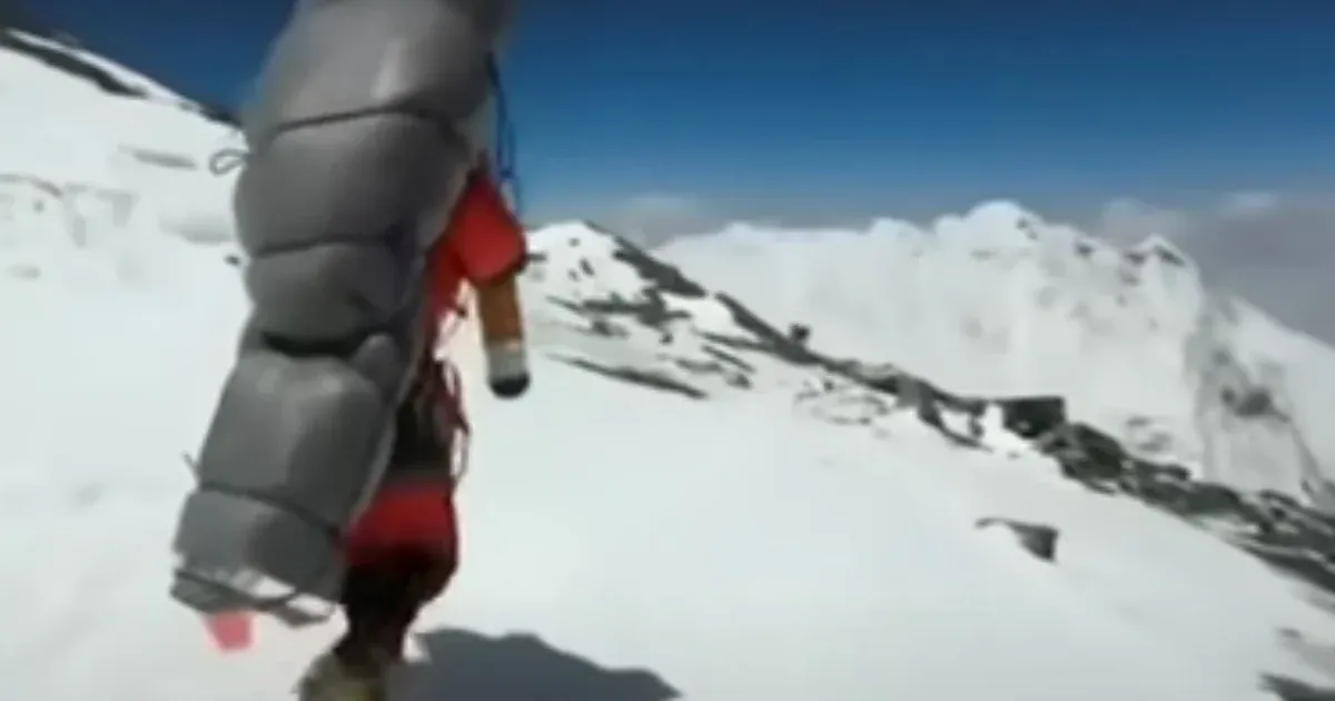 A hátán hozott le egy halálzónában rekedt hegymászót a Mount Everestről két nepáli serpa
