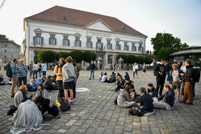Diákok a Sándor-palotánál május 30-án – Fotó: Bődey János / Telex