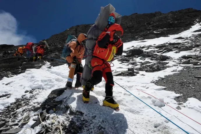 A hátán hozott le egy halálzónában rekedt hegymászót a Mount Everestről két nepáli serpa