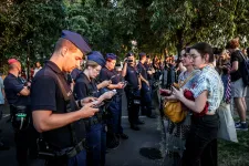 Nem engedték át a Lánchídon a tüntető diákokat a rendőrök, a rakpartnál egyesével igazoltatták őket