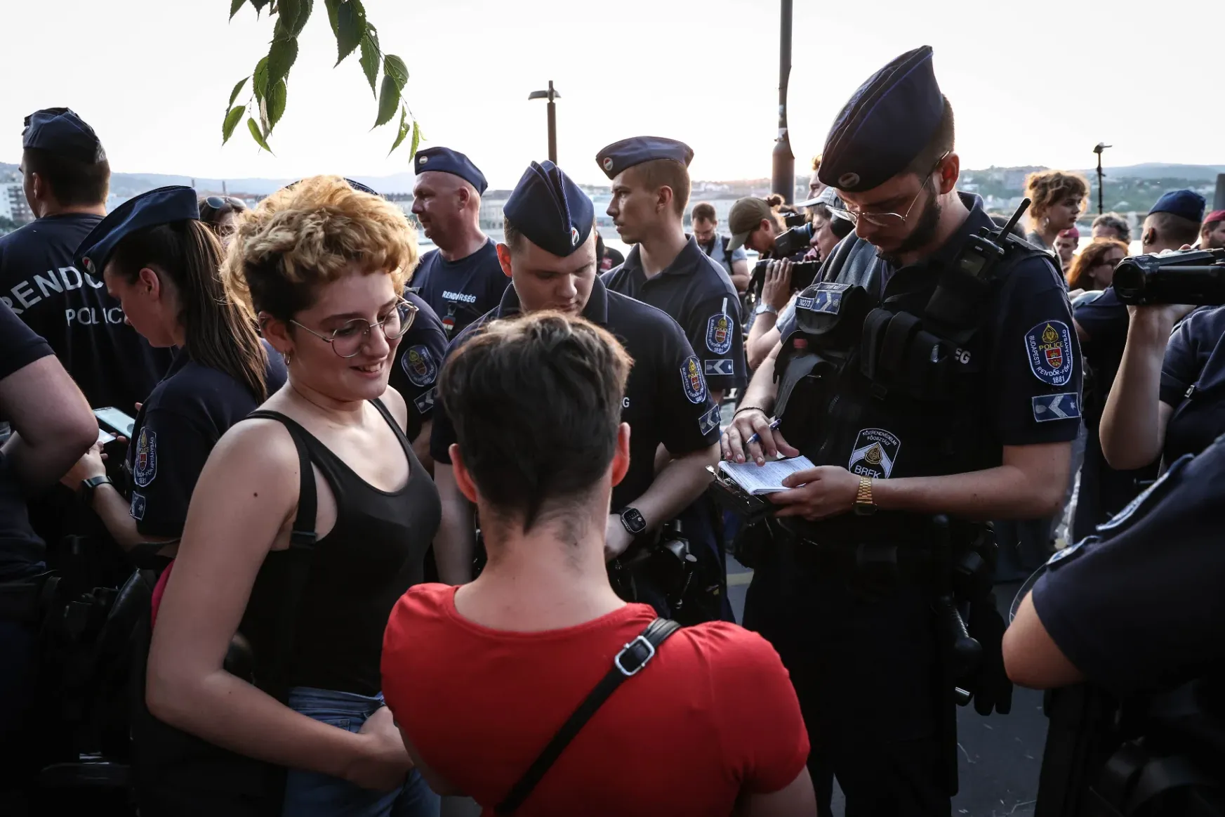 Nem engedték át a Lánchídon a tüntető diákokat a rendőrök, a rakpartnál egyesével igazoltatták őket
