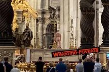 Meztelenre vetkőzött egy férfi a Szent Péter-bazilikában, így tiltakozott az orosz–ukrán háború ellen