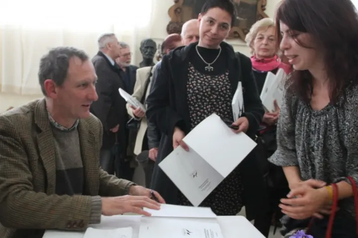 Anthony Gall (balra) dedikálja könyvét a Székely Nemzeti Múzeumban – Fotó: Székely Nemzeti Múzeum