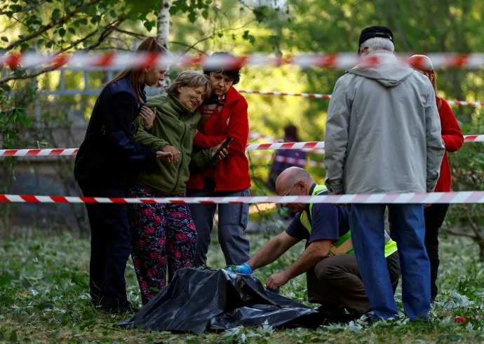 Egy nőt vigasztalnak a lánya holtteste felett 2023. június 1-jén az orosz rakétatámadás után Kijevben – Fotó: Valentyn Ogirenko / Reuters
