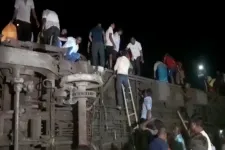 Kisiklott a vonat, ráborult a másik sínpárra, átment rajta a szembejövő járat, legalább 233-an meghaltak Indiában