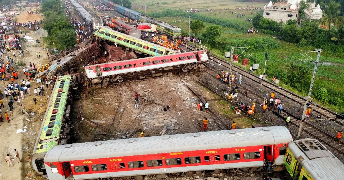 Már közel 300 halálos áldozata van a horrorisztikus indiai vonatbalesetnek