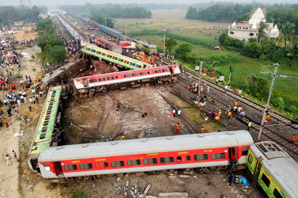 Már közel 300 halálos áldozata van a horrorisztikus indiai vonatbalesetnek