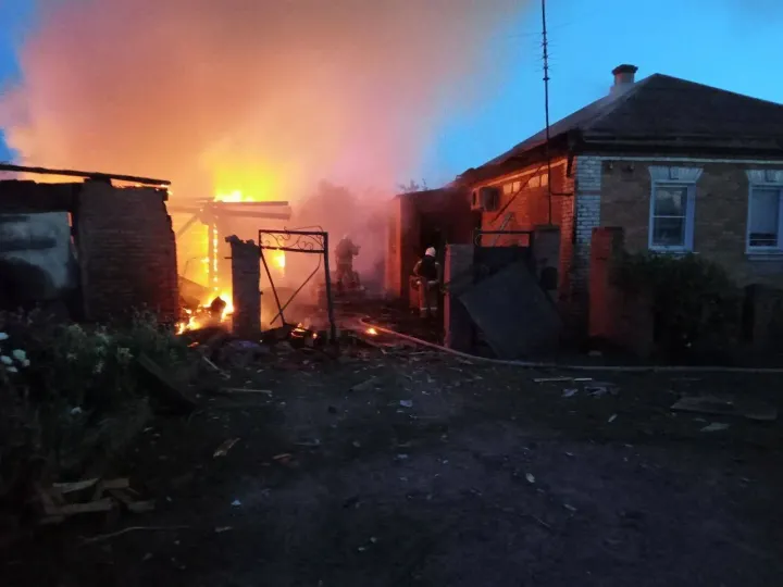 Rakétatámadásban kigyulladt házat oltanak a tűzoltók Szobolevkában. A képet Vjacseszlav Gladkov tette közzé 2023. június 2-án – Fotó: Belgorod régió kormányzója / Reuters