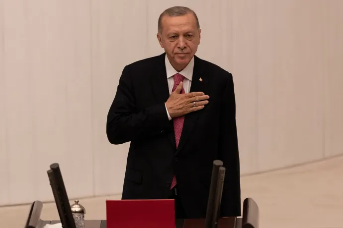 Erdoğan letette az államfői esküt, a beiktatásán Orbán Viktor is részt vett