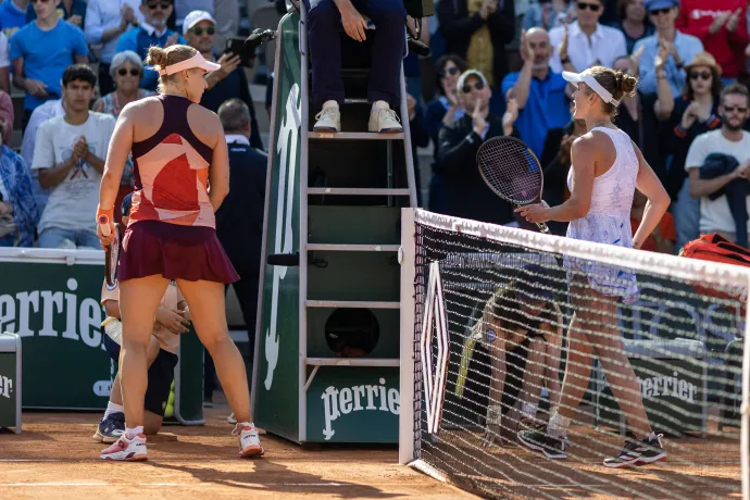 Az ukrán Elina Svitolina (bal) nem fogott kezet az orosz Anna Blinkovával (jobb) a francia nyílt teniszbajnokság harmadik fordulójában 2023. június 2-án, Párizsban – Fotó: Tim Clayton / Corbis / Getty Images