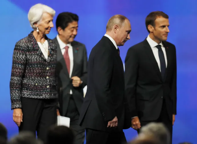 Christine Lagarde, a Nemzetközi Valutaalap (IMF) vezérigazgatója, Abe Sindzó japán miniszterelnök, Vlagyimir Putyin orosz államfő és Emmanuel Macron francia elnök a Szentpétervári Nemzetközi Gazdasági Fórumon 2018-ban – Fotó: Jurij Kocsetkov / MTI / EPA 