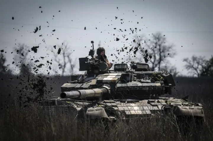 Így próbálhat majd meg tankcsapdákon és sárkányfogakon áttörni az ukrán ellentámadás