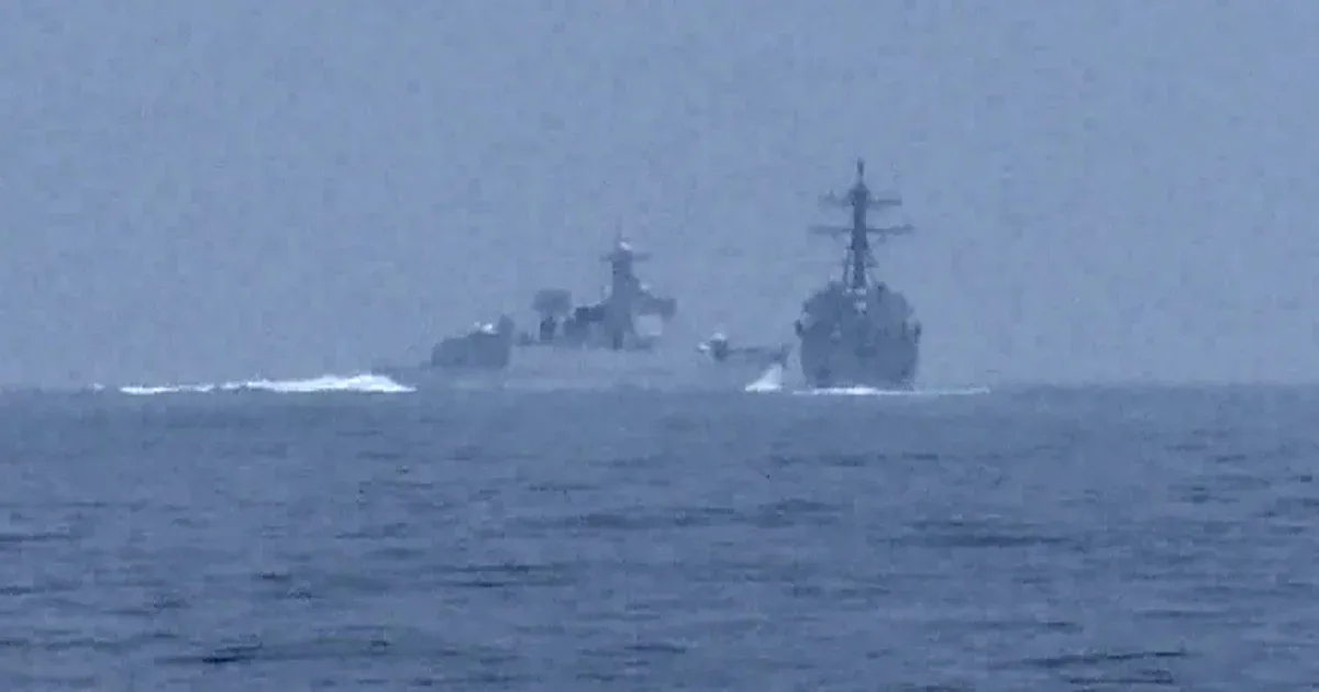 A Chinese warship seriously collided with an American destroyer in the Taiwan Strait