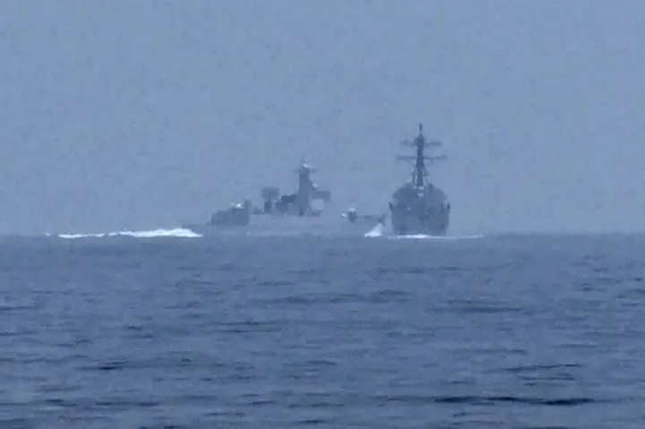 Egy kínai hadihajó veszélyesen bevágódott egy amerikai romboló elé a Tajvani-szorosban