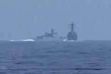Egy kínai hadihajó veszélyesen bevágódott egy amerikai romboló elé a Tajvani-szorosban