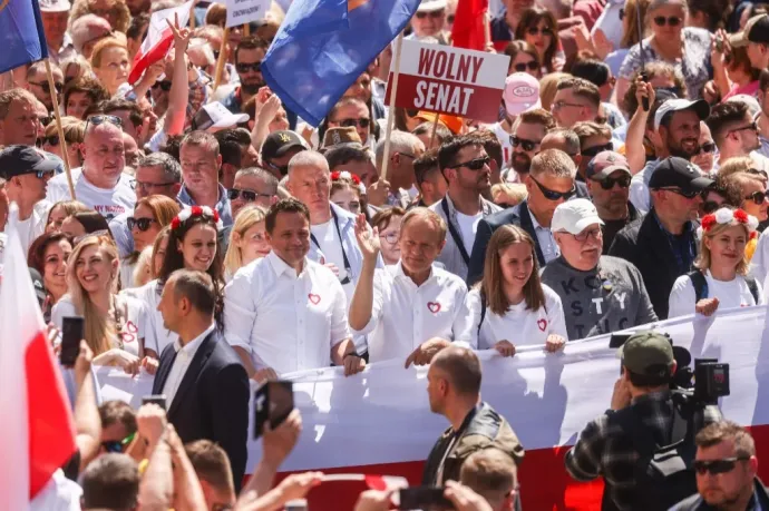 Közel félmillió ember vett részt a kormányellenes tüntetésen Varsóban