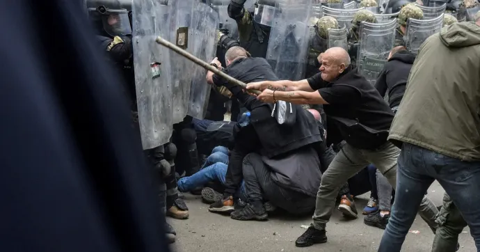 Kosovar Serb rioters attacking KFOR peacekeepers on 29 May 2023 – Photo: Laura Hasani / Reuters