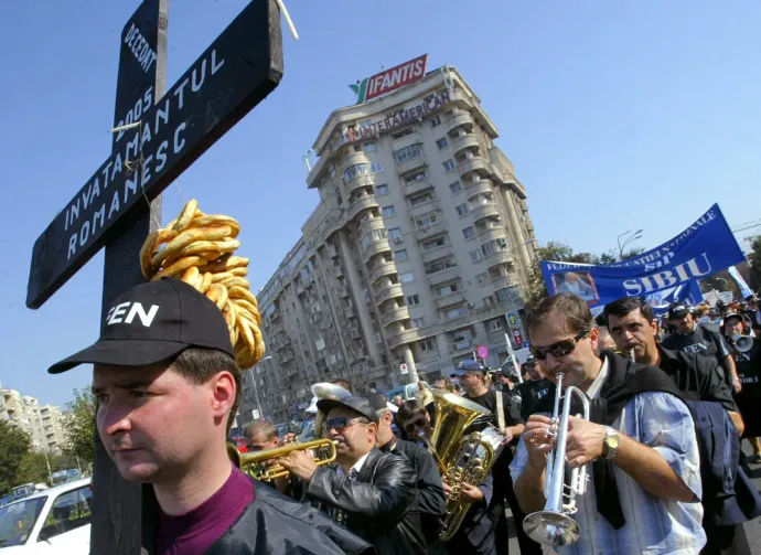 A román oktatás halálát szimbolizáló tüntetés 2005. okt. 5-én, Bukarestben. A fúvószenekar temetési zenét játszott – Fotó: Daniel Mihailescu / AFP