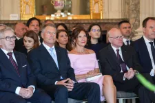 Carmen Iohannis 12 ezer eurót érő ékszerben kísérte el férjét egy díjátadóra, kiakadtak rá a sztrájkoló tanárok