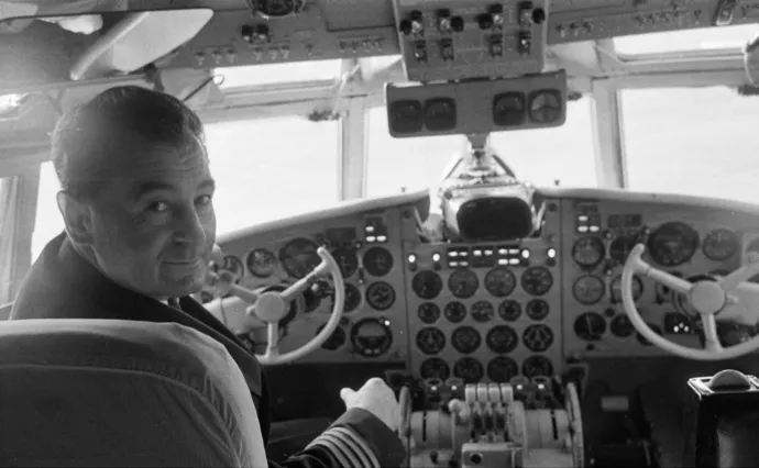 Szentgyörgyi Dezső Malév-pilótaként 1969-ben – Fotó: Bojár Sándor / Fortepan