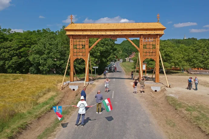 Monumentális giccs a világ legnagyobb székelykapujaként beharangozott építmény, ami nem lesz értékesebb attól, hogy a Holdról is látható